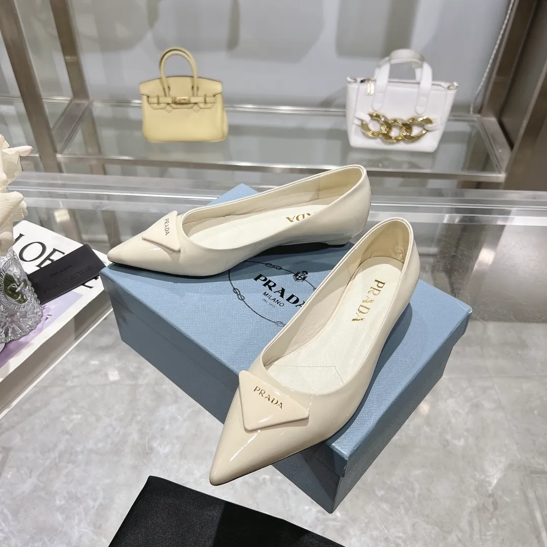 👟👟Ex-factory price 560👟👟 PRADA 2024𝐬𝐬Prada spring and summer new products, coming with strength! ❣️Fashionable and versatile nice item, original shoes developed from Italian counters and reproduced 1:1 according to the original taste. This year’s theme is not to be defined, embodying texture through simplicity and conciseness💛Top-grade patent leather with original 3D printing, the triangle logo is consistent with the original version, the goatskin lining is breathable and comfortable, and the genuine leather outsole. ⚛Size: 35-40 (41 customized) ⚛Original packaging accessories. ⚛Triangle deduction